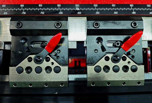 Manual press brake upper tooling clamp